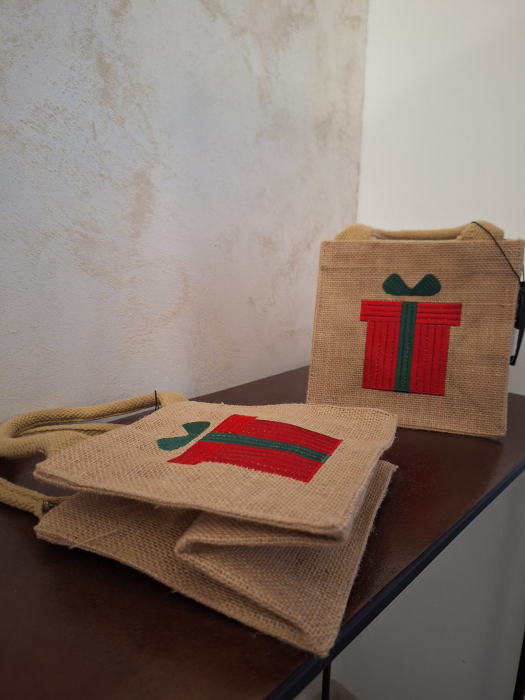 Sacosa cadou, iuta broderie - creativdeco.ro [8]