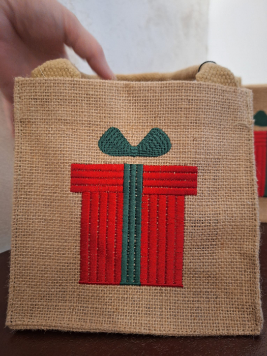 Sacosa cadou, iuta broderie - creativdeco.ro [6]
