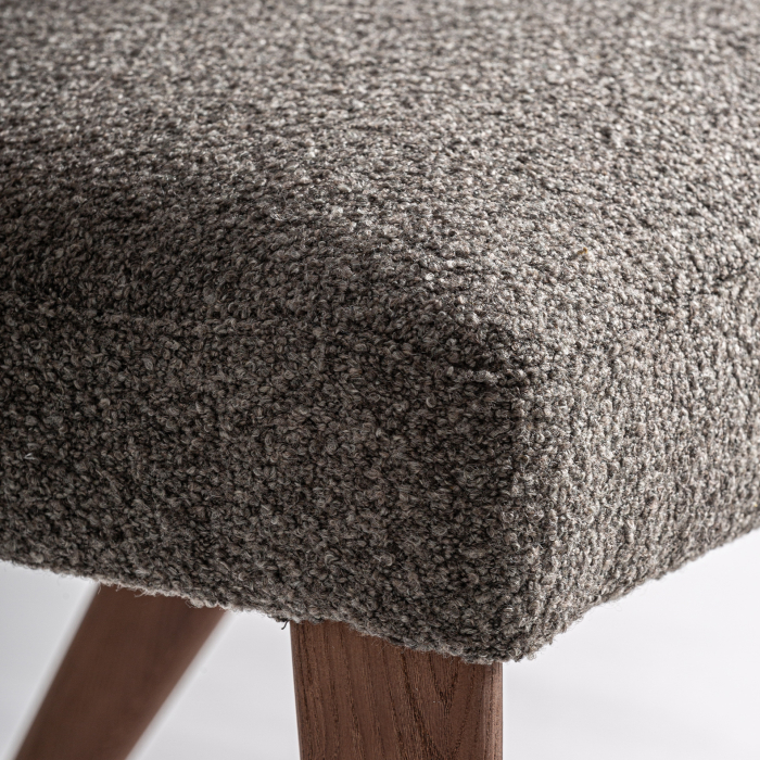 Scaun din stofă gri cu structură din lemn maro [9]