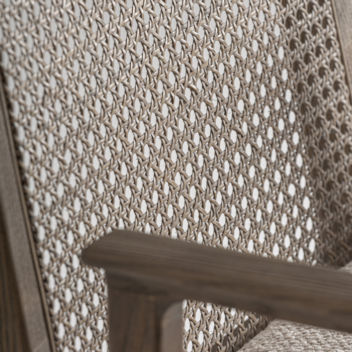 Scaunul dining pentru Horeca din lemn de frasin maro și in bej cu spătar împletit și brațe în ambient natural [4]