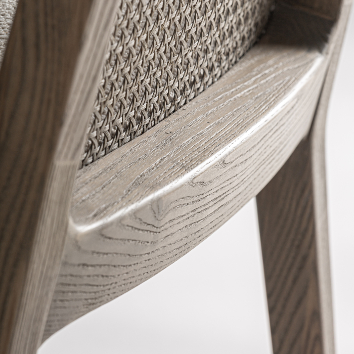 Scaunul dining pentru Horeca din lemn de frasin maro și in bej cu spătar împletit și brațe în ambient natural [2]