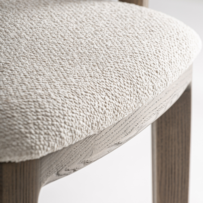 Scaunul dining pentru Horeca din lemn de frasin maro și in bej cu spătar împletit și brațe în ambient natural [5]