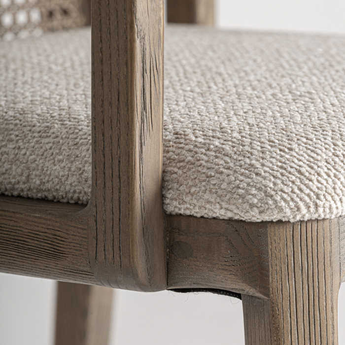 Scaunul dining pentru Horeca din lemn de frasin maro și in bej cu spătar împletit și brațe în ambient natural [3]