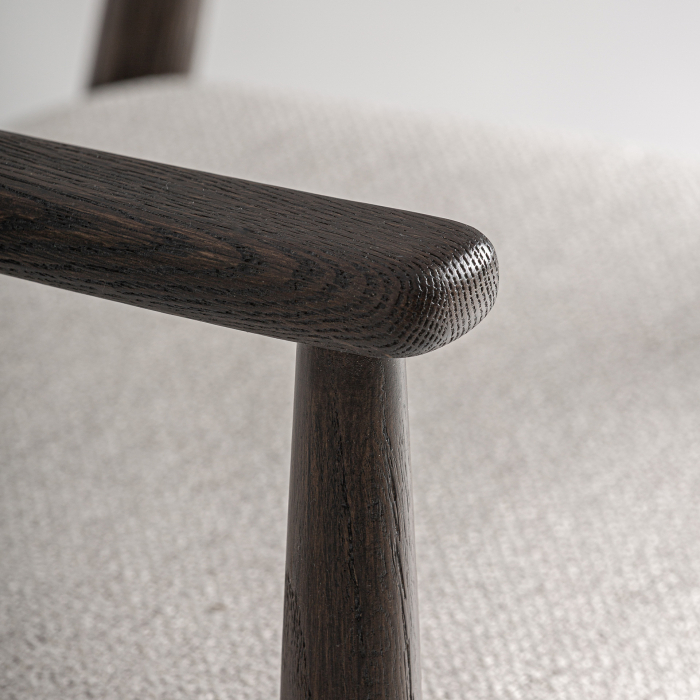 Scaunul dining pentru Horeca din lemn de frasin maro și poliester gri cu brațe în decor modern [4]