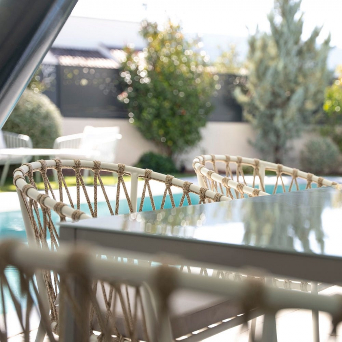 Scaun Myra Blanco Topo cu structură albă, împletitură decorativă topo și pernă crem, ideal pentru terase boho chic și lounge-uri relaxate [5]