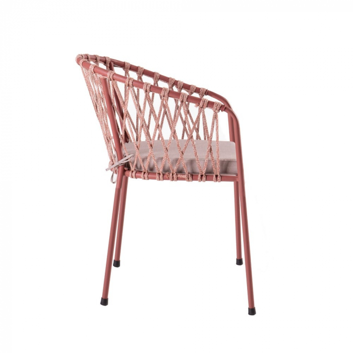 Scaun Myra Paprika cu structură metalică vopsită, spătar împletit din frânghie sintetică și pernă textilă crem, ideal pentru terase horeca și grădini moderne [3]