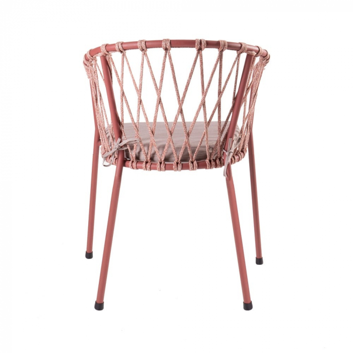 Scaun Myra Paprika cu structură metalică vopsită, spătar împletit din frânghie sintetică și pernă textilă crem, ideal pentru terase horeca și grădini moderne [4]