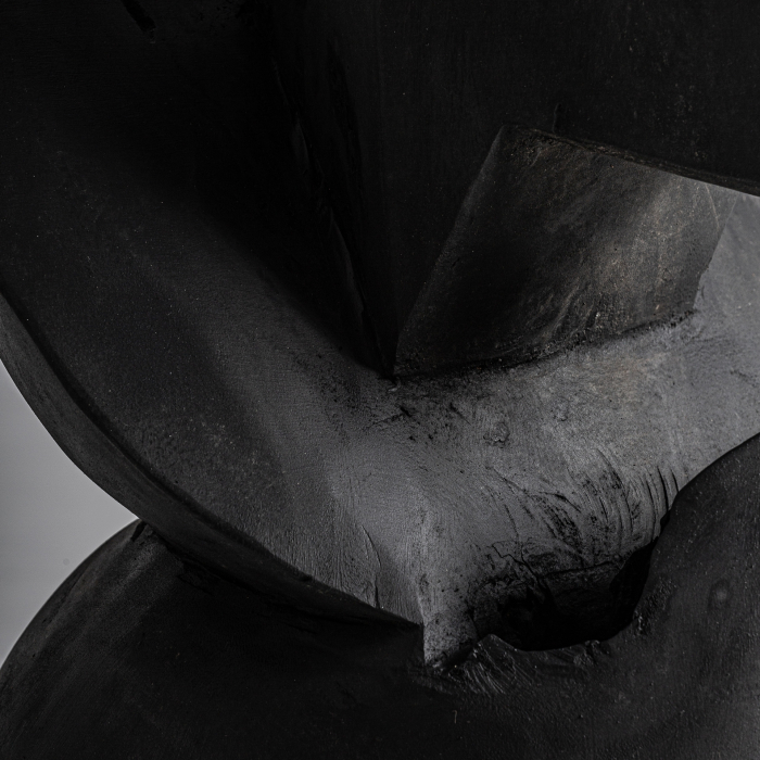 Sculptură din lemn de tec negru mat cu disc oval în vârf, bol lat și soclu bombat [4]