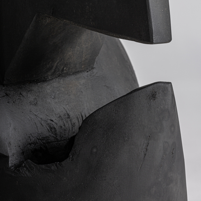 Sculptură din lemn de tec negru mat cu disc oval în vârf, bol lat și soclu bombat [3]