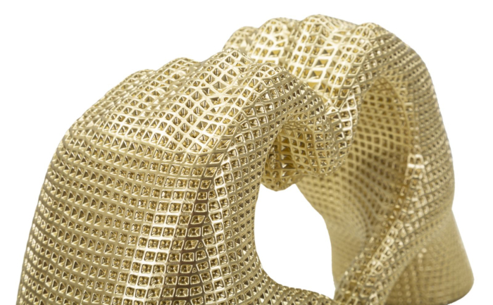 Sculptură decorativă cu două mâini care formează o inimă goală, auriu texturat în relief fin [5]