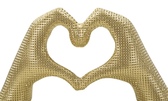 Sculptură decorativă cu două mâini care formează o inimă goală, auriu texturat în relief fin [4]