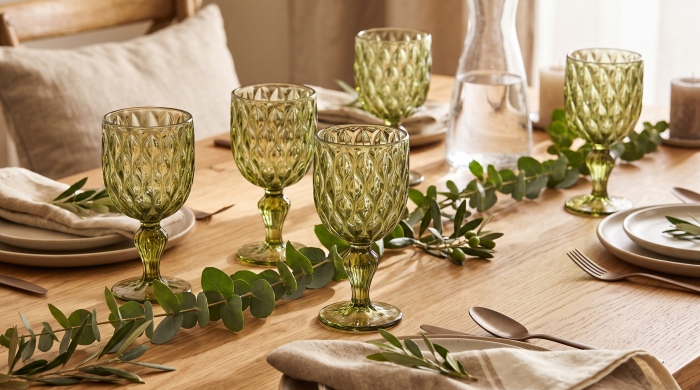 Set de douăsprezece pahare mici de vin cu picior din sticlă verde, cu tijă canelată [2]