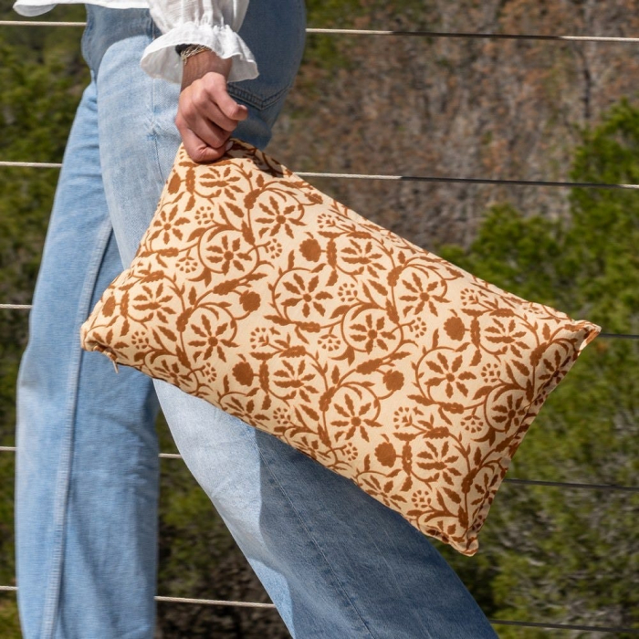 Set 2 pernute etnice cu print floral in relief [2]
