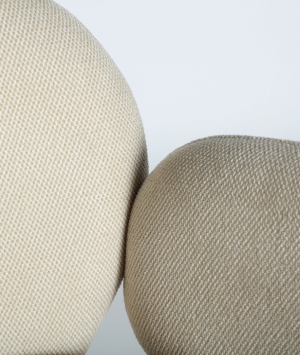 Set 2 scaune crem tapițate cu picioare metalice [3]