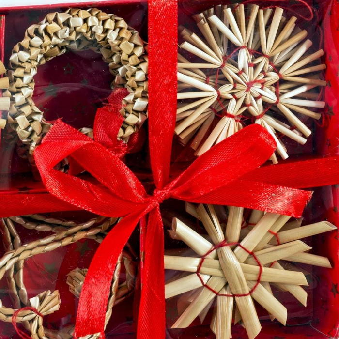 Set 20 ornamente din paie în șase modele cu stele coronițe și soare în cutie roșie cu fundă [2]