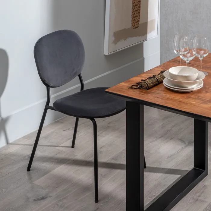 Scaune negre, decor elegant [2]
