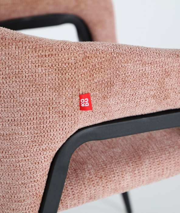 Set de 2 scaune tapitate roz pal cu brate si structura metalica Aren [5]