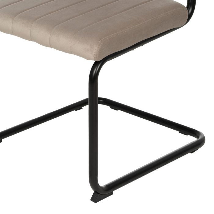 Set de 2 scaune dining bej tapițate din stofă, spătar curbat și cadru metalic negru, stil minimalist [11]