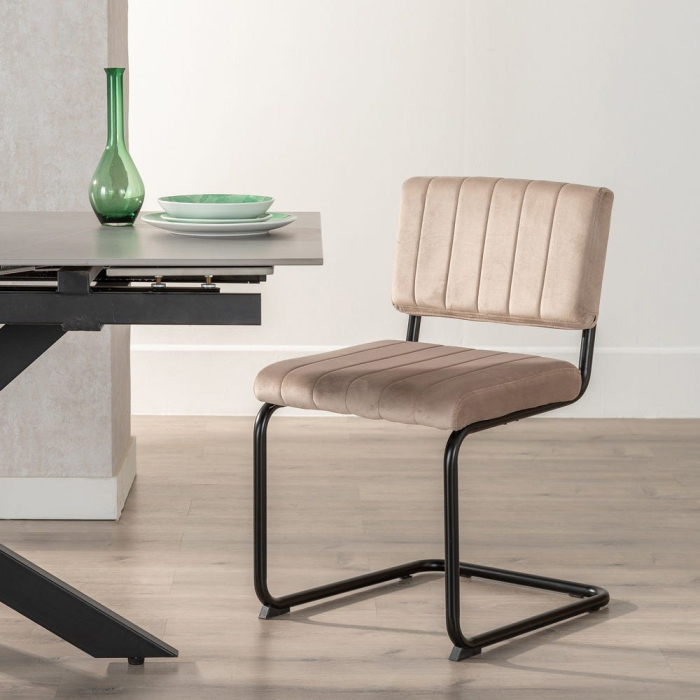 Set de 2 scaune dining bej tapițate din stofă, spătar curbat și cadru metalic negru, stil minimalist [2]