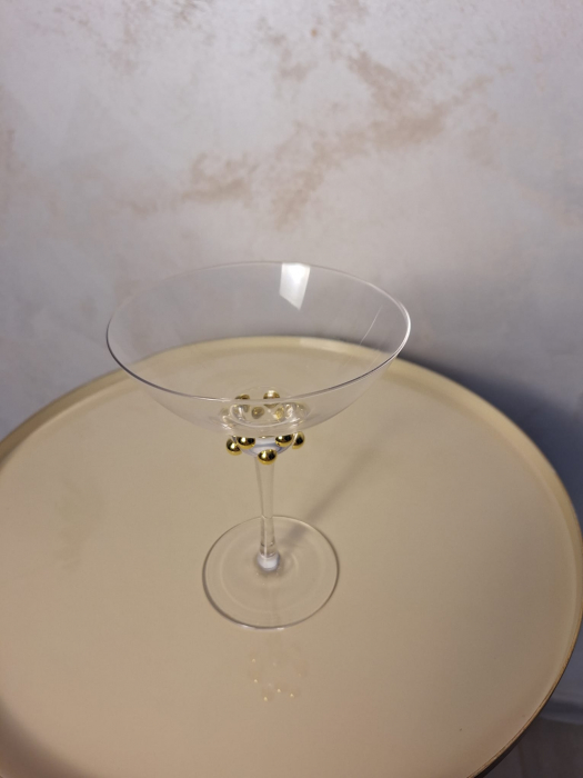 Pahare cocktail din sticlă cu accente aurii pentru un decor sofisticat [5]