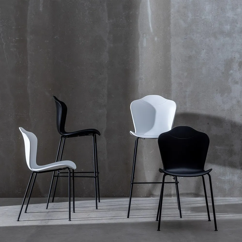 Scaune albe negre, decor contemporan [2]