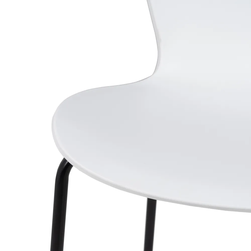 Scaune albe negre, decor contemporan [7]