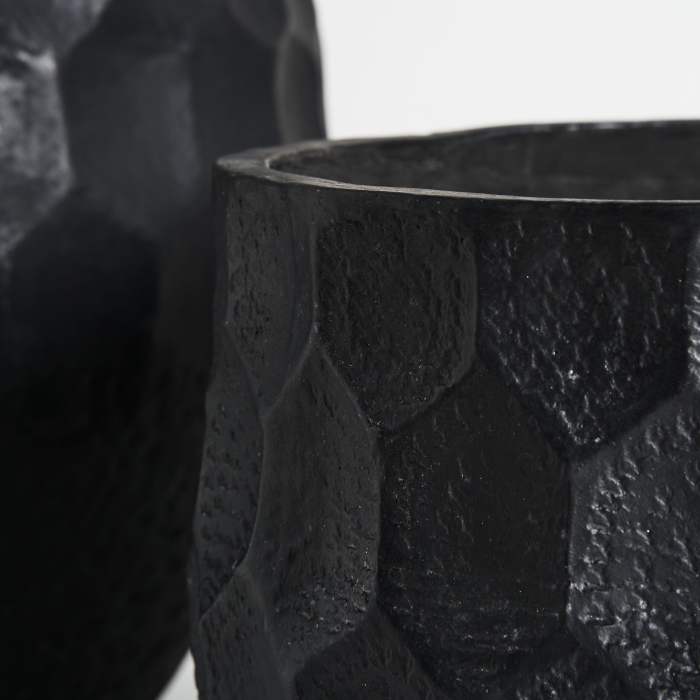 Două ghivece negre din teracotă, de mărimi diferite, cu fațete hexagonale în relief pe umeri [3]