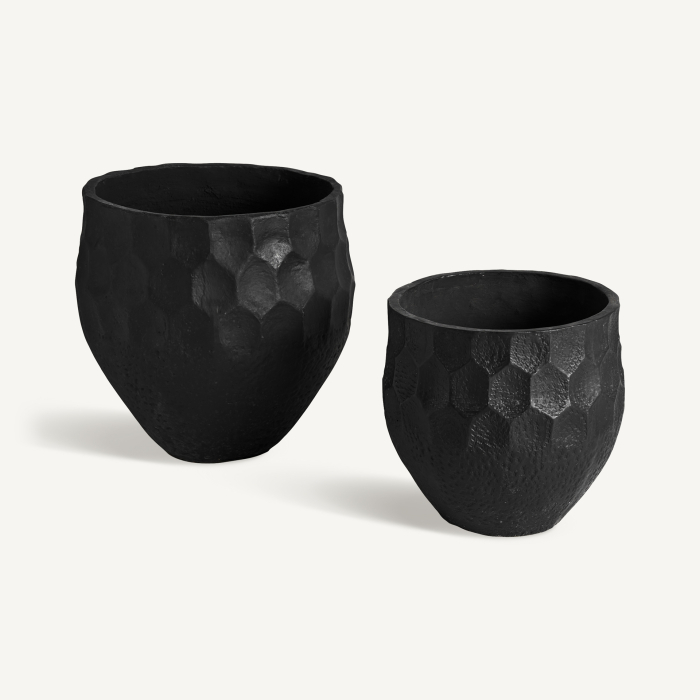 Două ghivece negre din teracotă, de mărimi diferite, cu fațete hexagonale în relief pe umeri [2]