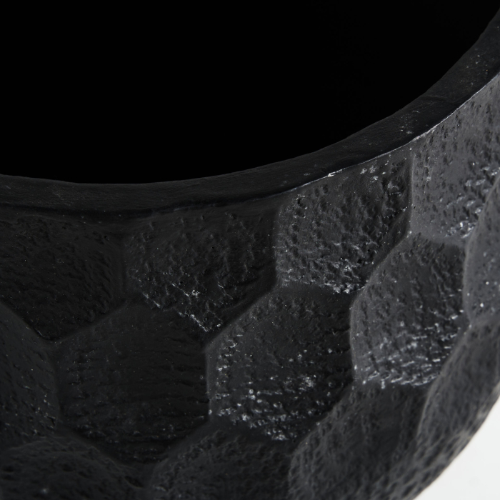 Două ghivece negre din teracotă, de mărimi diferite, cu fațete hexagonale în relief pe umeri [4]