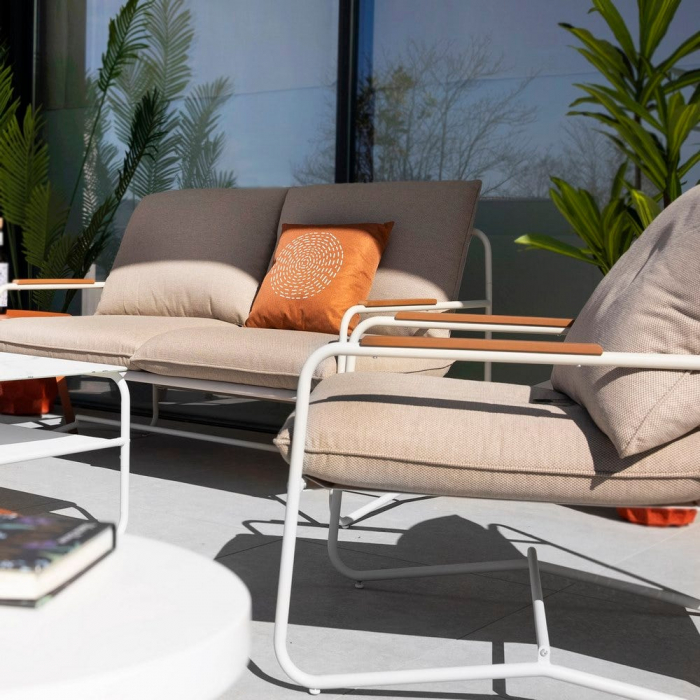 Set mobilier exterior cu accente lemn, cadru metalic rotunjit și masă cu raft [5]