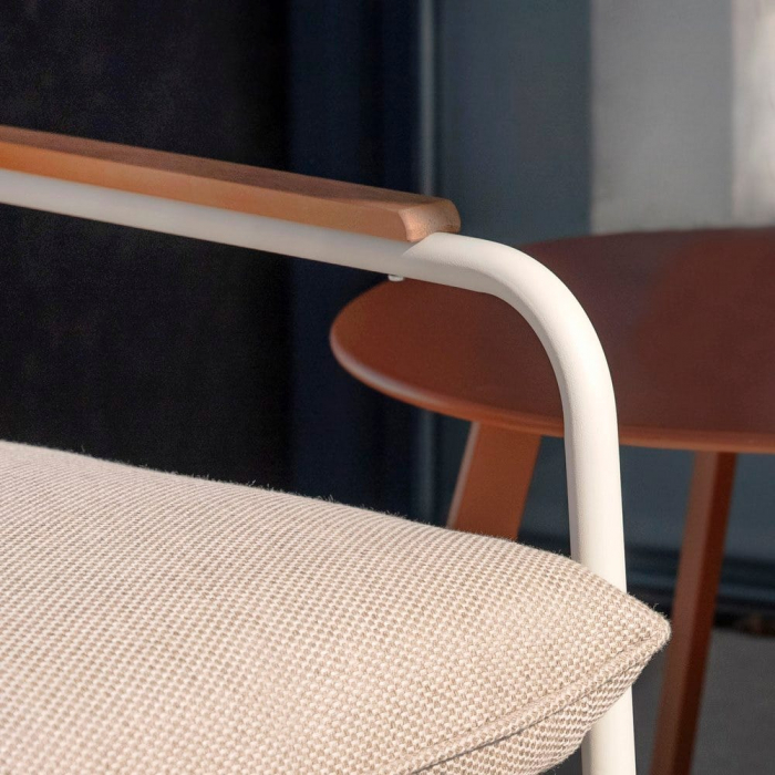 Set mobilier exterior cu accente lemn, cadru metalic rotunjit și masă cu raft [6]