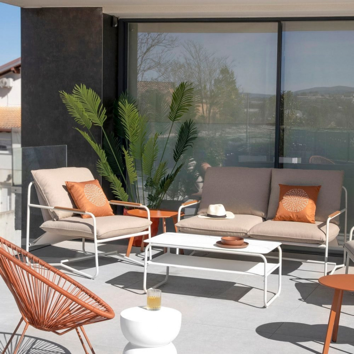 Set mobilier exterior cu accente lemn, cadru metalic rotunjit și masă cu raft [7]
