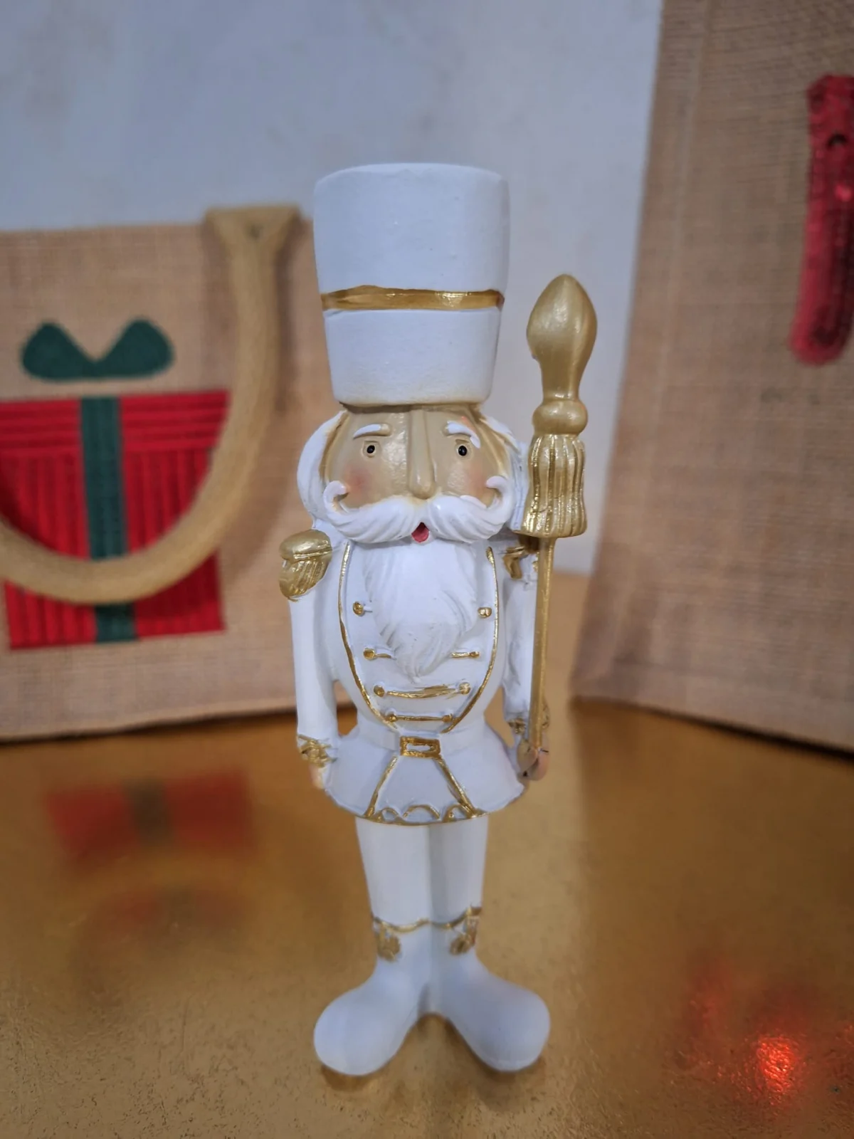 Spargător de Nuci Decorativ Alb-Auriu - Eleganță pentru Sărbători [3]