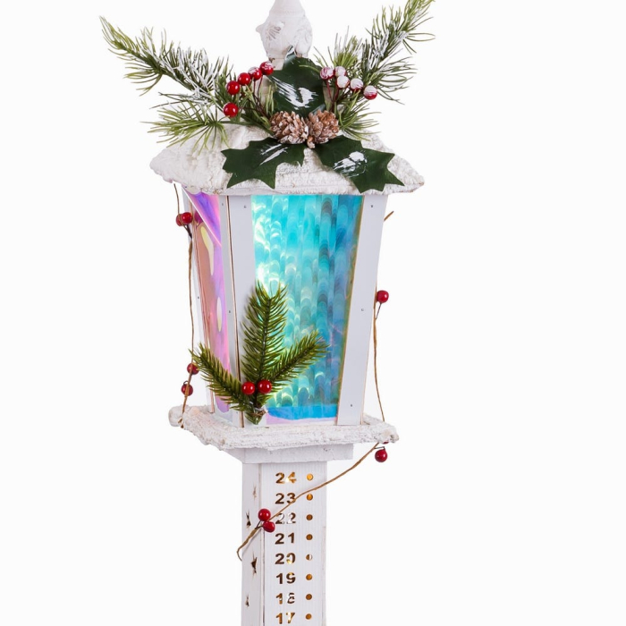 Stâlp de stradă alb din lemn cu lumină cu felinar cu panouri colorate cifre pe trunchi [2]