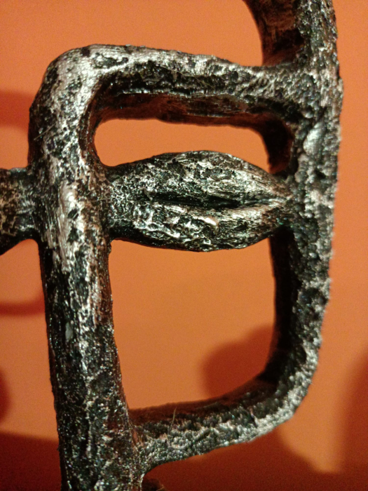 Statuetă decorativă față abstractă neagră din polirășină 16 x 7 x 34 cm [5]