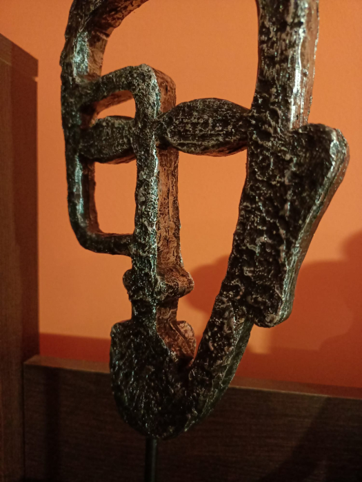 Statuetă decorativă față abstractă neagră din polirășină 16 x 7 x 34 cm [7]