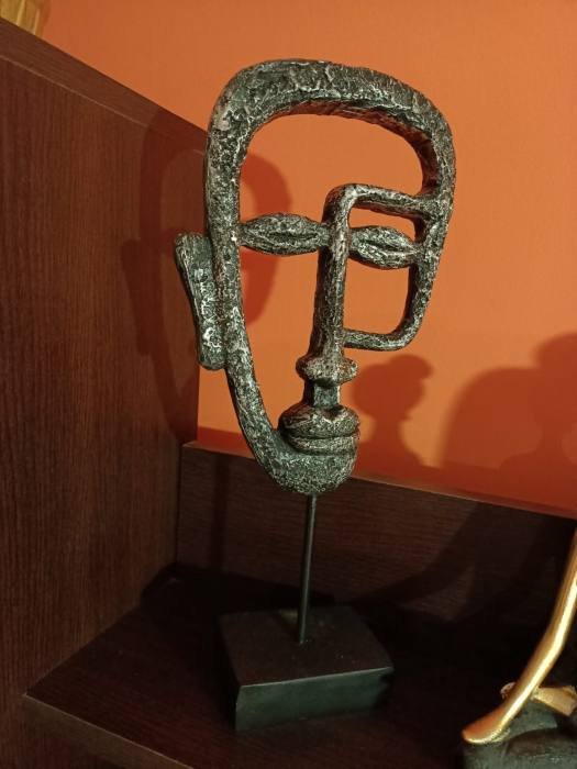 Statuetă decorativă față abstractă neagră din polirășină 16 x 7 x 34 cm [3]