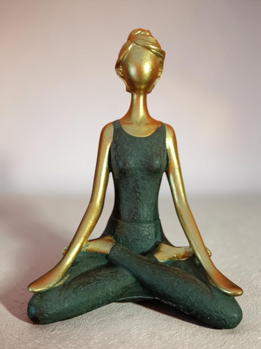 Statuetă decorativă femeie în poziție de meditație auriu și negru din polirășină 14 x 9 x 20 cm [2]