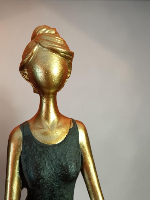 Statuetă decorativă femeie în poziție de meditație auriu și negru din polirășină 14 x 9 x 20 cm [3]