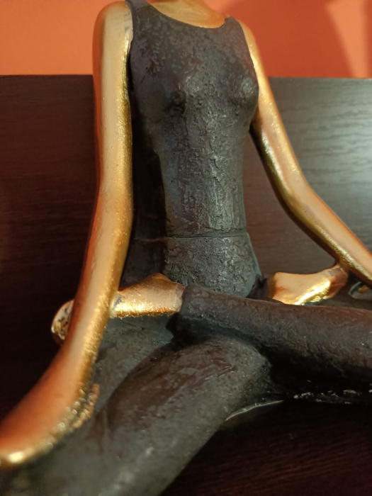 Statuetă decorativă femeie în poziție de meditație auriu și negru din polirășină 14 x 9 x 20 cm [6]