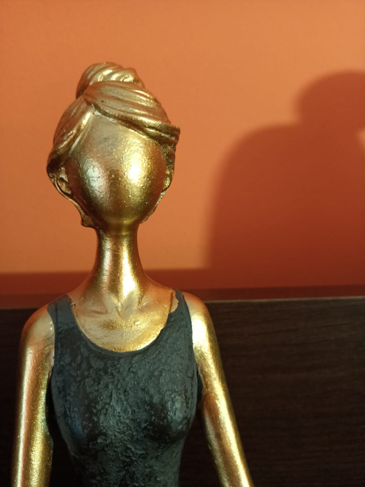 Statuetă decorativă femeie în poziție de meditație auriu și negru din polirășină 14 x 9 x 20 cm [5]