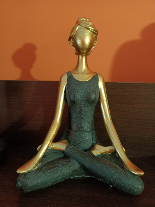 Statuetă decorativă femeie în poziție de meditație auriu și negru din polirășină 14 x 9 x 20 cm [4]