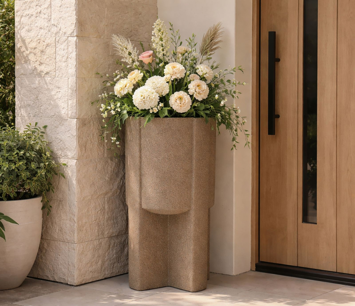 Suport vază exterior maro din rășină cu design sculptural Moai variantă compactă [5]