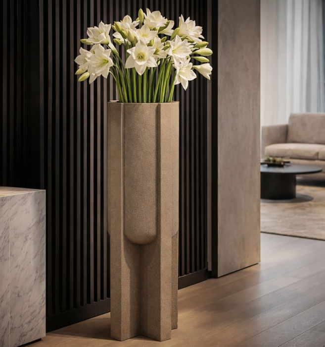 Suport vază exterior maro din rășină cu design sculptural Moai [7]