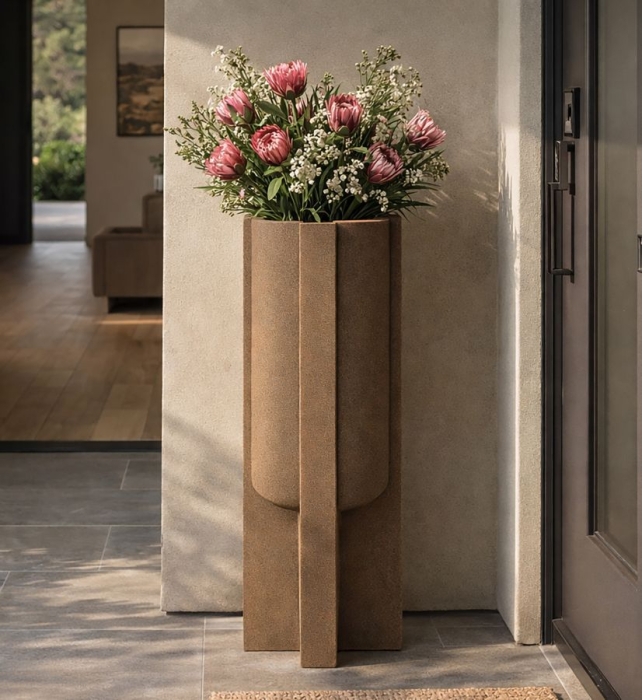 Suport vază exterior maro din rășină cu design sculptural Moai [6]