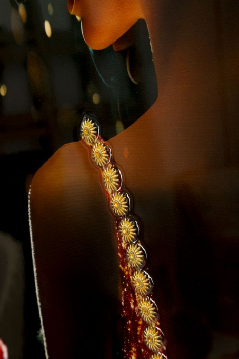 Tablou Canvas cu rama din lemn silueta feminina stralucitoare cu accente aurii [5]