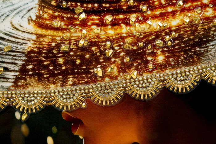 Tablou Canvas cu rama din lemn silueta feminina stralucitoare cu accente aurii [6]