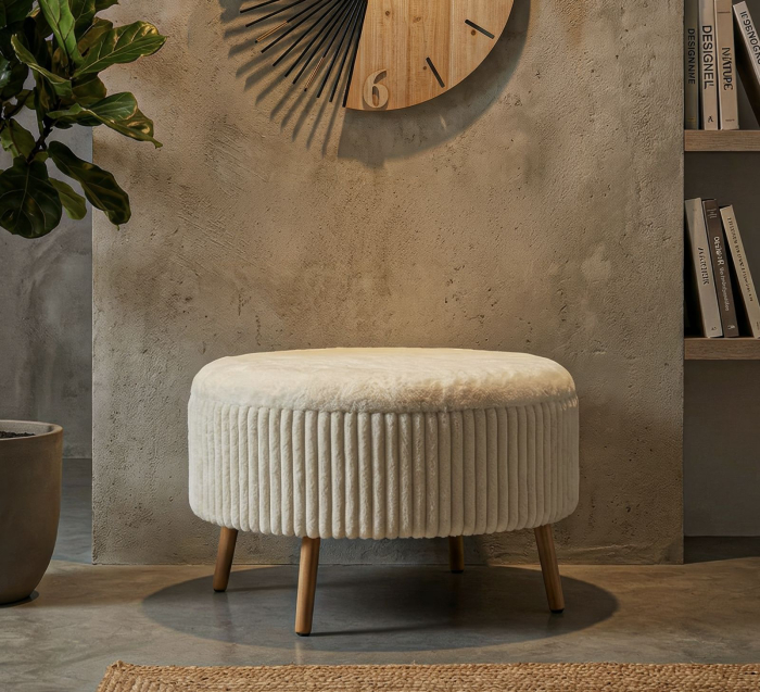 Taburet rotund mare tapițat alb cu textură plisată și picioare din lemn [9]