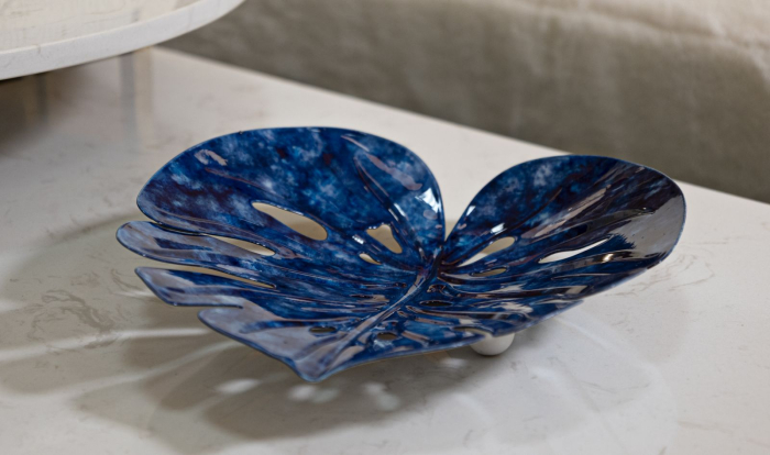 Tavă decorativă în formă de frunză de monstera din metal albastru marmorat cu decupaje [7]