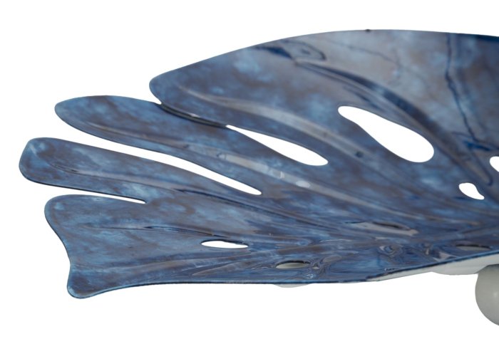 Tavă decorativă în formă de frunză de monstera din metal albastru marmorat cu decupaje [5]